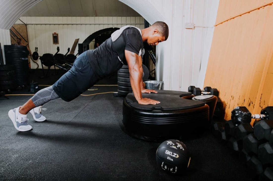 Athlete performing push-ups on Power Plate pro5HP vibration platform