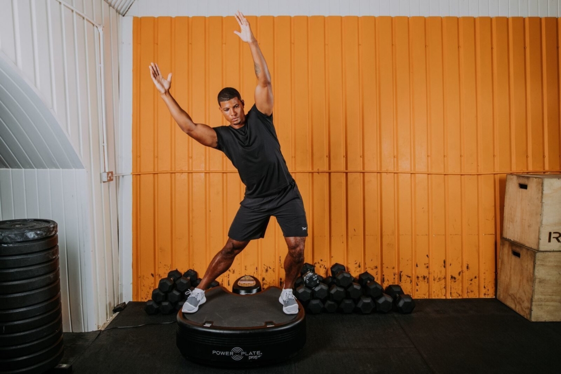 Athlete performing standing exercise on Power Plate pro5HP vibration platform